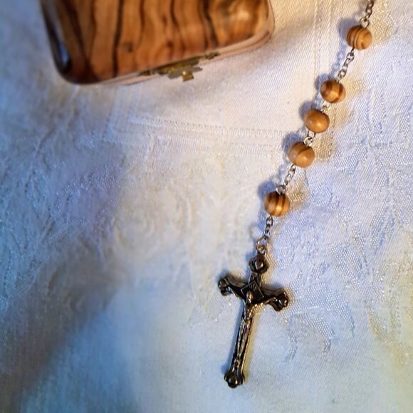 NIB Olive Wood Box holding 6MM Carved Olive Wood Rosary Beads Catholic Crucifix - Picture 2 of 4